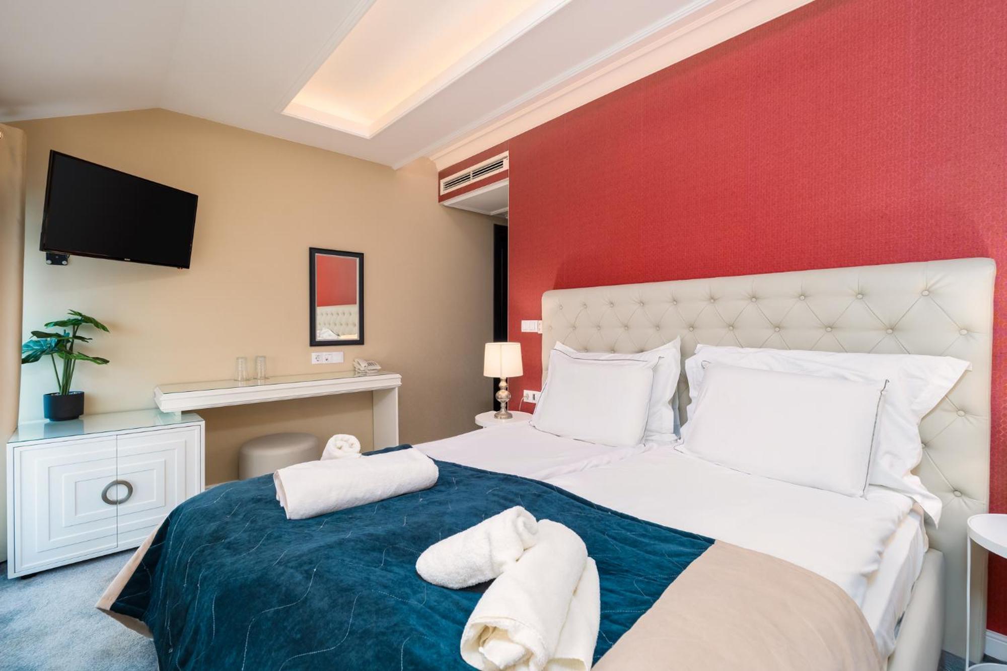 Deluxe Two-Bedroom Apartment with Tsarevets view - Free Spa Access